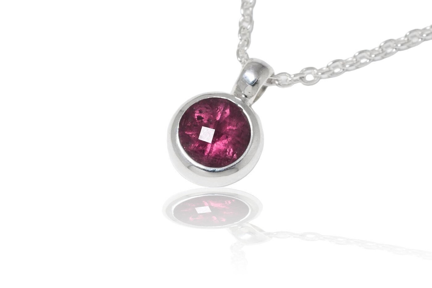 Roter Turmalin Silber Anhänger, Facettiert. 14mm Roter Turmalin Silber Anhänger, Facettiert. 14mm von SwankyElements