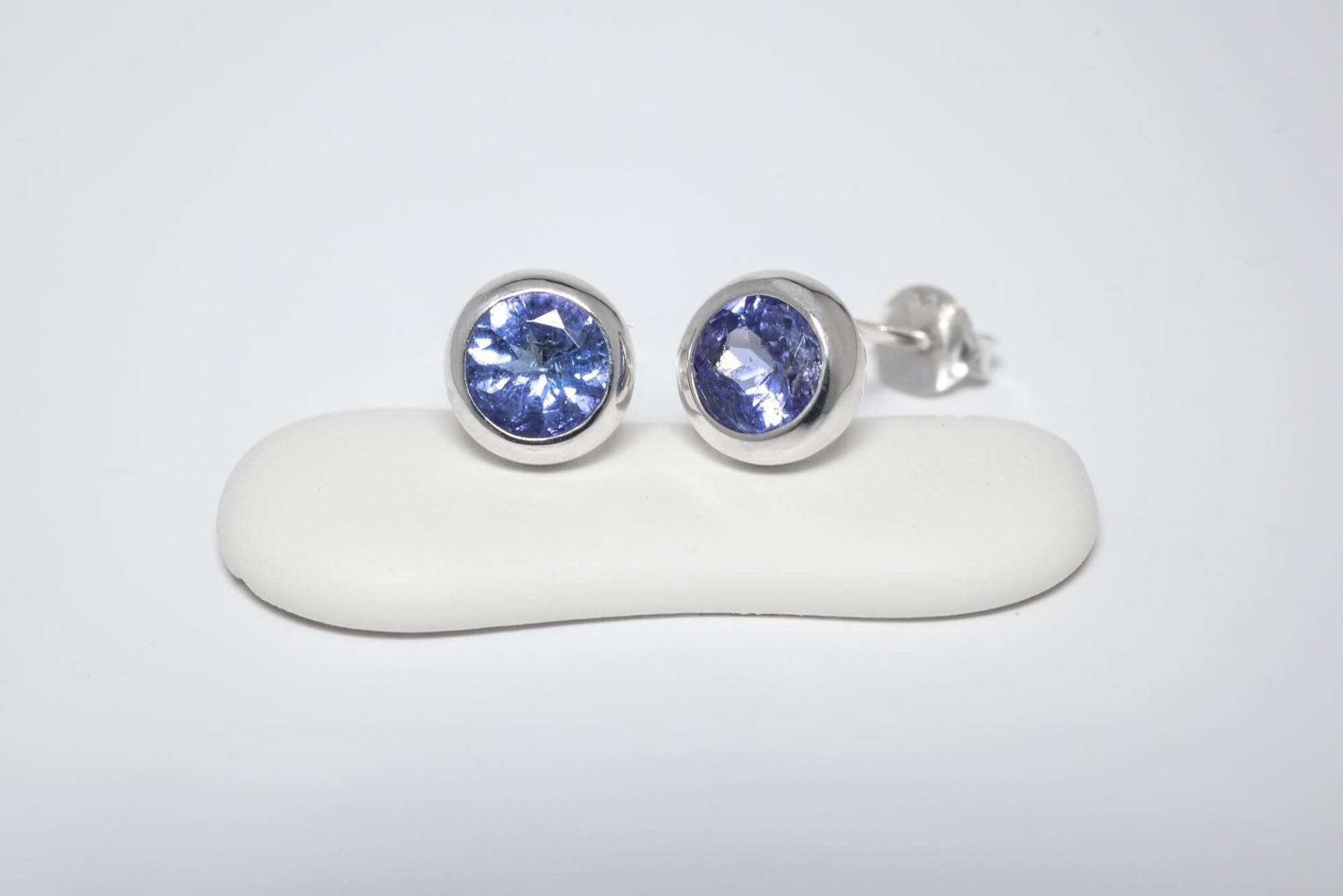 Tansanit Silber Ohrstecker. 7mm von SwankyElements