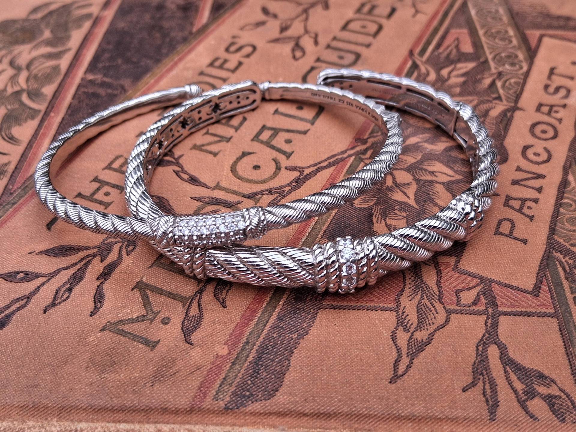 Ein Sterling Silber Judith Ripka Armband Manschette Schmuck Mit Cubic Zirkonia Akzente Ein Sterling Silber Judith Ripka Armband Manschette Schmuck Mit Cubic Zirkonia Akzente von Swansdowne