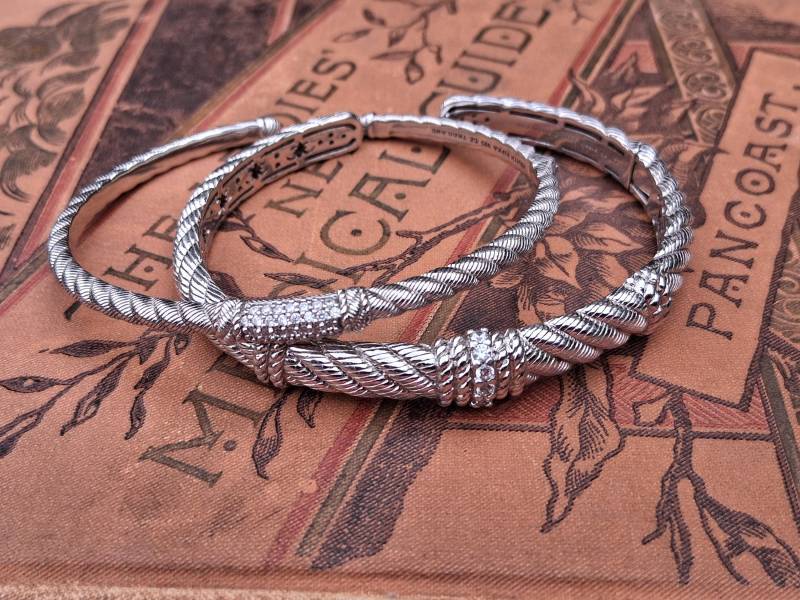 Ein Sterling Silber Judith Ripka Armband Manschette Schmuck Mit Cubic Zirkonia Akzente Ein Sterling Silber Judith Ripka Armband Manschette Schmuck Mit Cubic Zirkonia Akzente von Swansdowne