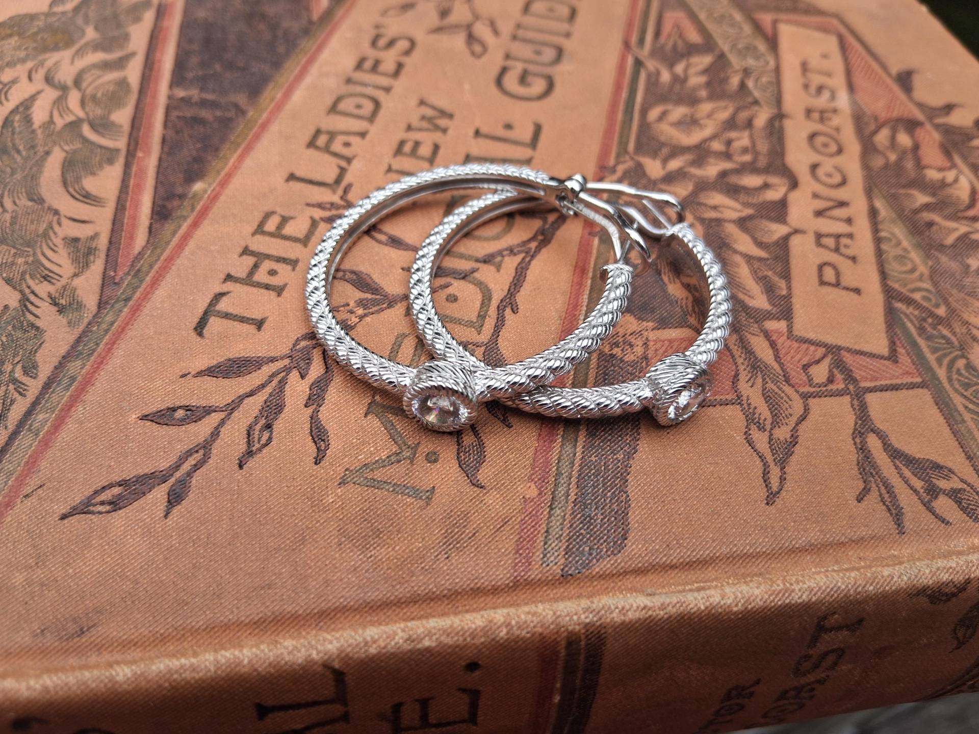 Judith Ripka Hoop Ohrringe Sterling Silber 925 Mit Twisted Rope Design Und Cubic Zirkonia Akzente Judith Ripka Hoop Ohrringe Sterling Silber 925 Mit Twisted Rope Design Und Cubic Zirkonia Akzente von Swansdowne