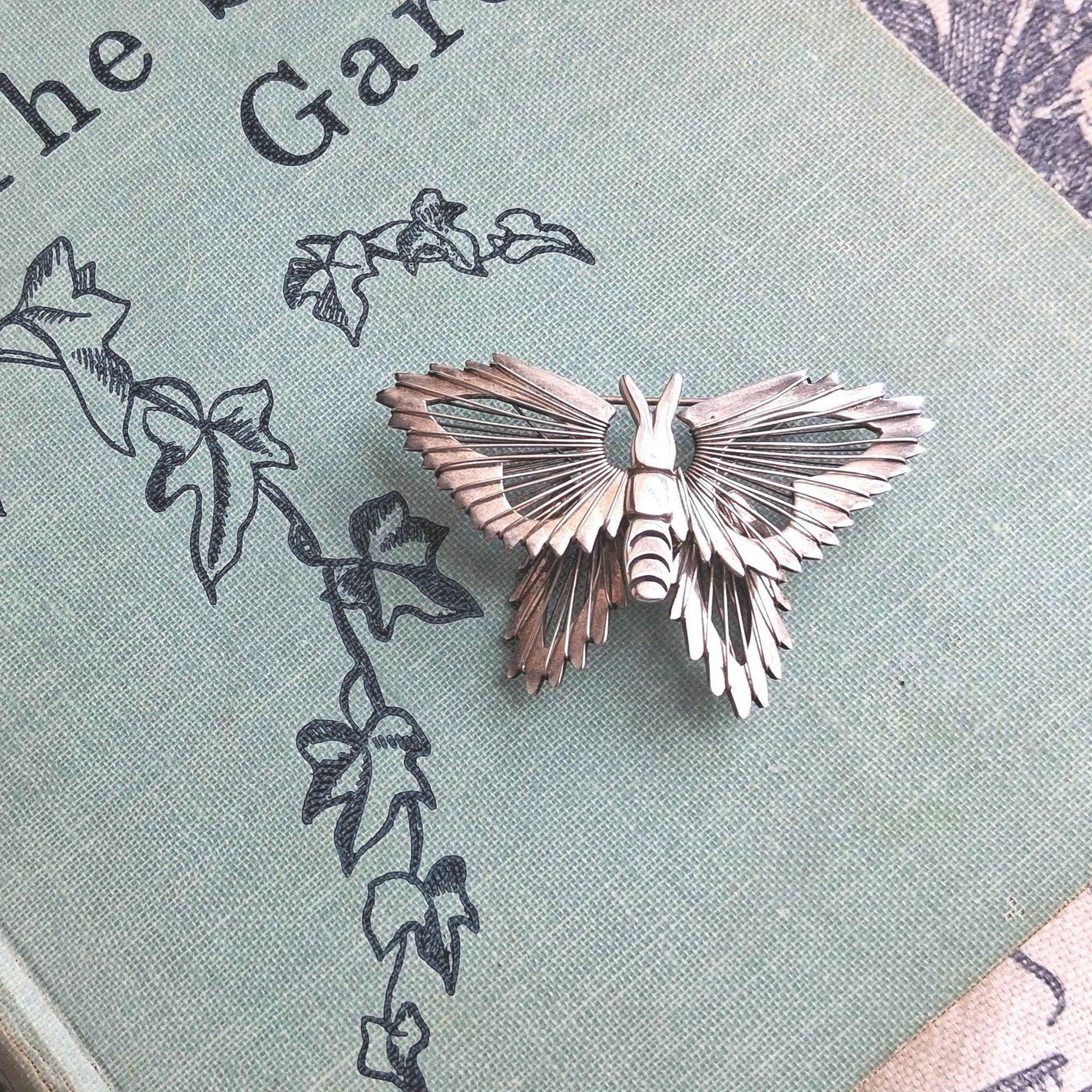 sterling Silber Schmetterling Brosche Vintage 925 Hand Aufgereiht Drähte 3D Dimensional Geflügelte Garten Insekt Motte Mexiko sterling Silber Schmetterling Brosche Vintage 925 Hand Aufgereiht Drähte 3D Dimensional Geflügelte Garten Insekt Motte Mexiko von Swansdowne