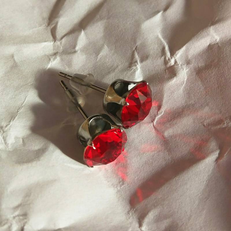 Blutrote Swarovski® Kristall Ohrstecker von SwarovskiChristals