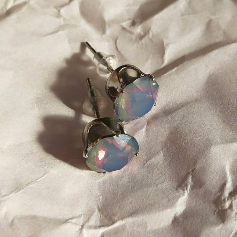 Milky Blue Rainbow Swarovski® Kristall Ohrstecker von SwarovskiChristals