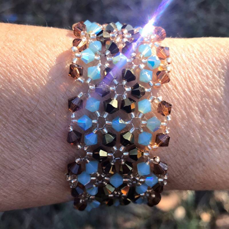 Swarovski Kristall Perlen Armband Gewebte Manschette, Bronze & Opal Swarovski Kristall Perlen Armband Gewebte Manschette, Bronze & Opal von Lacydesighns