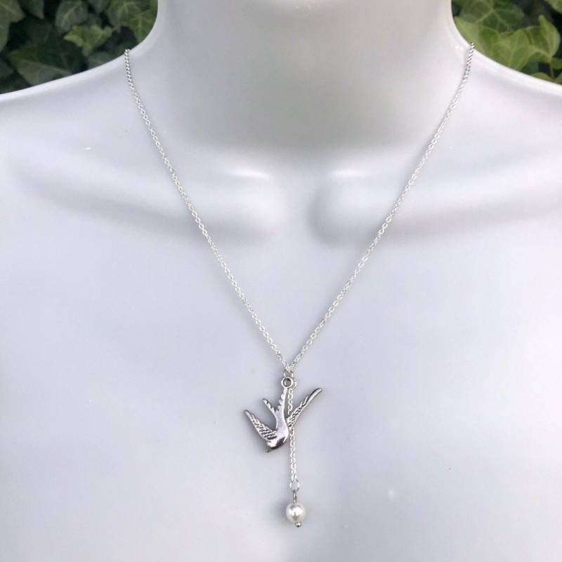 Handgemachte Silberkette Mit Vogel-Anhänger Perlenanhänger, 47cm Handgemachte Silberkette Mit Vogel-Anhänger Perlenanhänger, 47cm von Lacydesighns