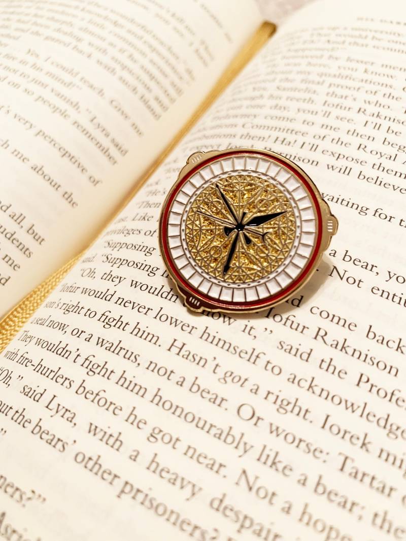 His Dark Materials Emaille Pin Abzeichen - Alethiometer Anstecknadel Goldener Kompass/Nordlicht Phillip Pullman Buch Geschenk von Swashboggling