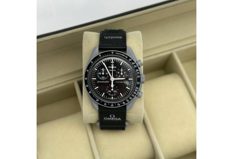 Swatch Chronograph Swatch Omega Moonswatch Mission to the Moon Mission to Moon, S033M100, (Komplettset), Im Omega Speedmaster Design von Swatch