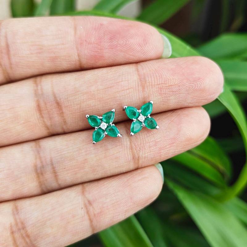 14K Gold Natürlicher Diamant Und Smaragd Ohrstecker, Cluster Ohrring, Floral Form Weihnachtsgeschenk, Hochzeitsgeschenk, Einfache Ohrring von SwatiArtsCreations