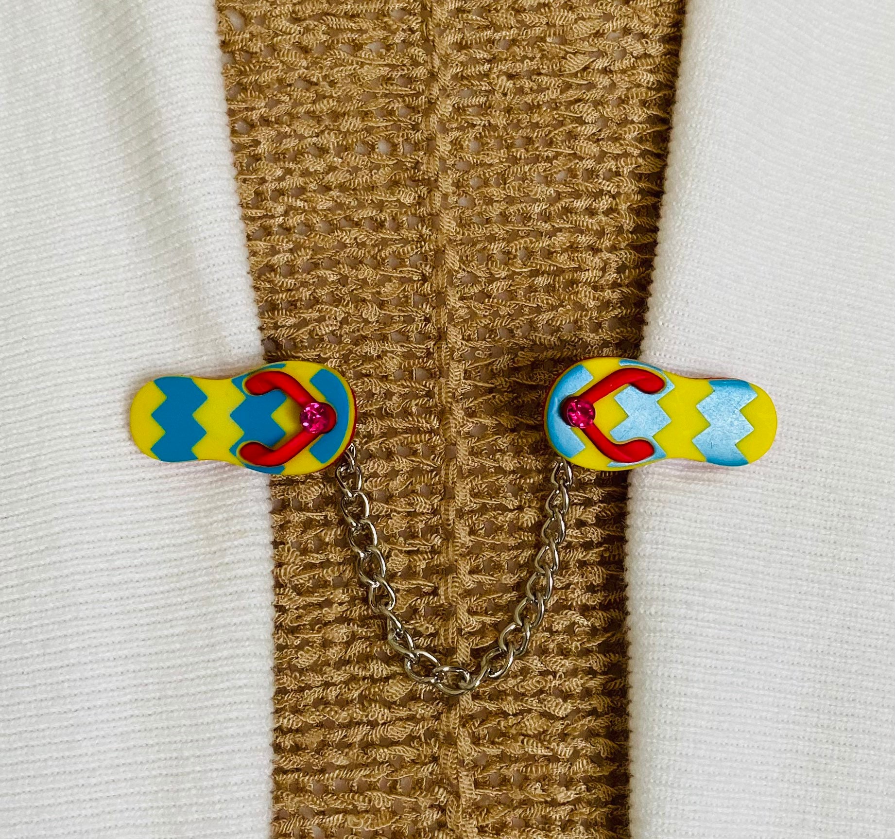 Pullover Clips Blau Gelb Flip Flop Clip Strickjacke Verschluss Strand Tropisch Schmuck Geschenk Für Mutter Geschenke Sie Von Fabulici Pullover Clips Blau Gelb Flip Flop Clip Strickjacke Verschluss Strand Tropisch Schmuck Geschenk Für Mutter Geschenke Sie Von Fabulici von SweaterClipsGalore