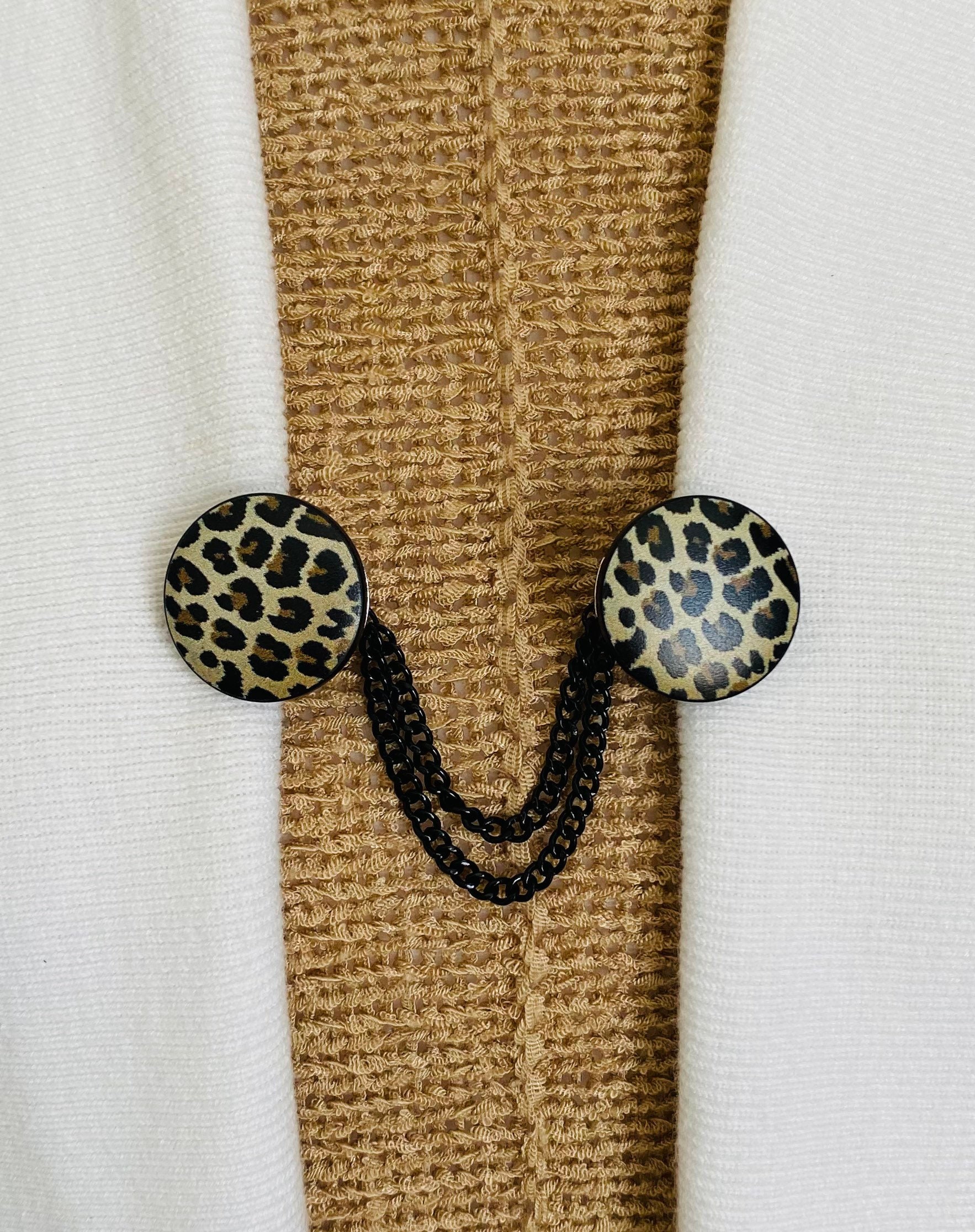 Pullover Clips Leopard Clip Runde Schwarze Kette Cardigan Zinn Kettenschutz Geschenk Für Mutter Geschenke Sie Von Fabulici Pullover Clips Leopard Clip Runde Schwarze Kette Cardigan Zinn Kettenschutz Geschenk Für Mutter Geschenke Sie Von Fabulici von SweaterClipsGalore