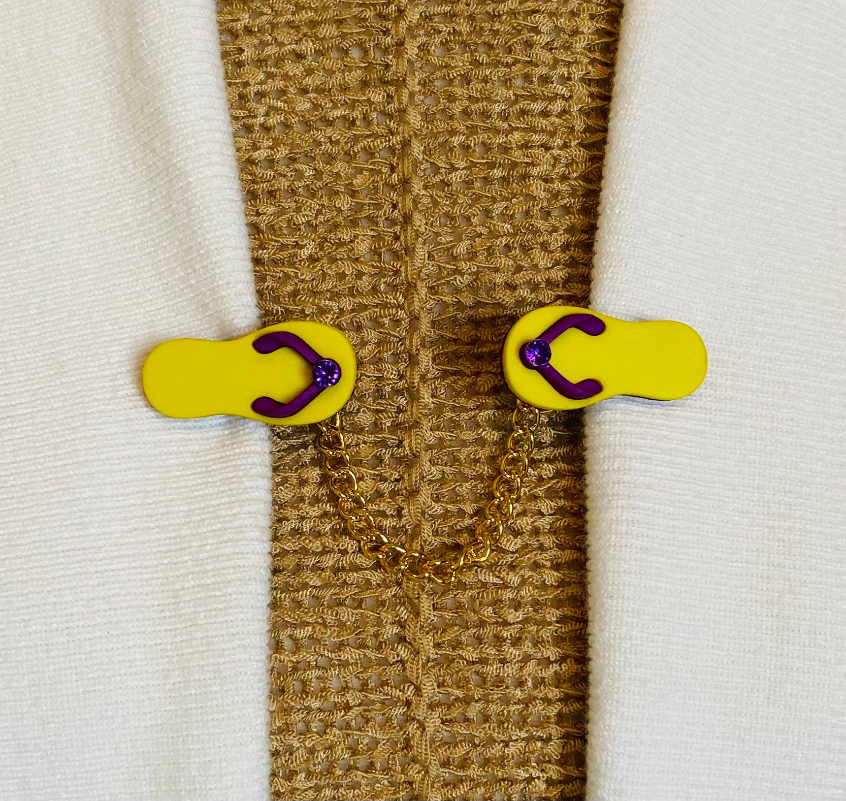 Pullover Clips Lila Gelb Flip Flops Clip Strickjacke Verschluss Sport Team Schmuck Geschenk Für Mutter Geschenke Sie Von Fabulici Pullover Clips Lila Gelb Flip Flops Clip Strickjacke Verschluss Sport Team Schmuck Geschenk Für Mutter Geschenke Sie Von Fabulici von SweaterClipsGalore