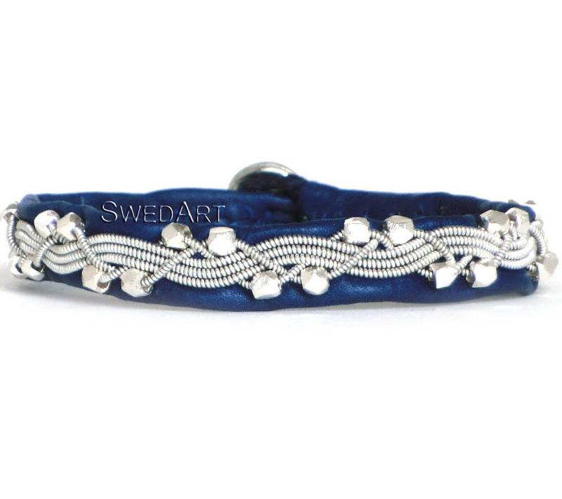 Swedart B111 Xxs Reduziert, Icy River Sami Rentier Armband Mit Handgefertigten Facettierten Massiven Silber Perlen Zinnknopf 3/8" Breit Marineblau von SwedArt