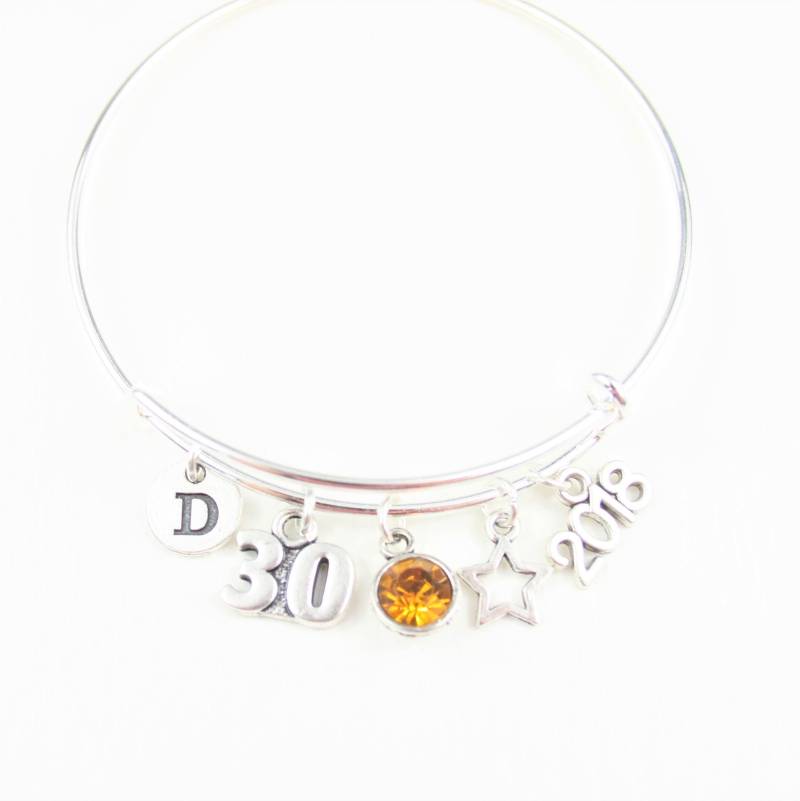 30. Geburtstag Charm Armreif Personalisierter Armband, Meilenstein Schmuck von SwedishBeautyDesign
