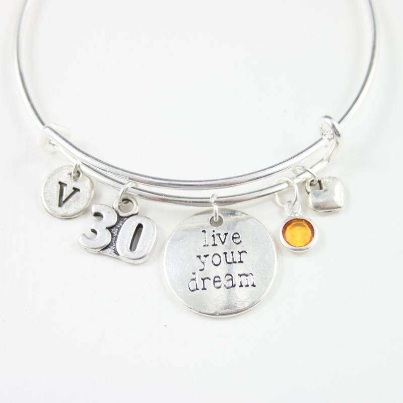 "30. Geburtstags-Charm Armreif "Lebe Deinen Traum" Mit Personalisierter Initiale" von SwedishBeautyDesign