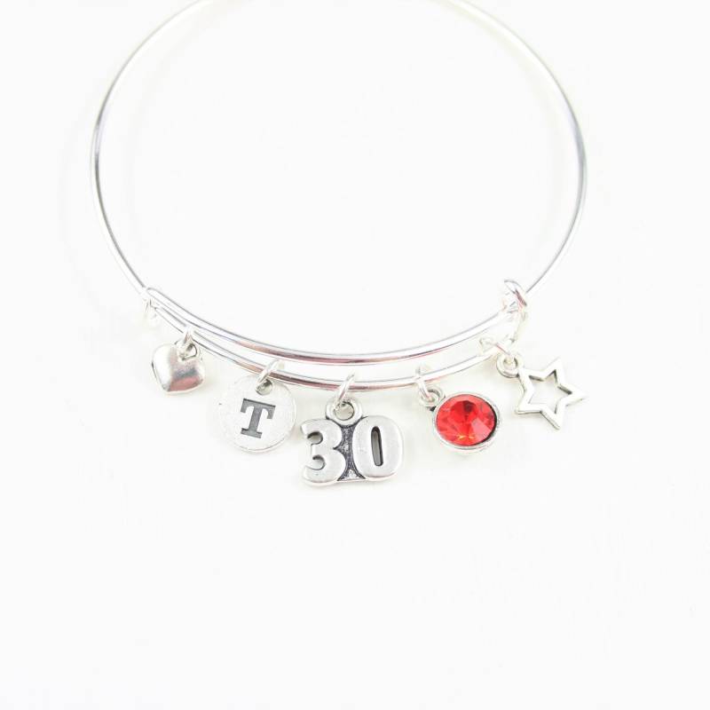 30Th Birthday Charm Armreif Personalisierte Zahl, Initiale Und Edelstein von SwedishBeautyDesign