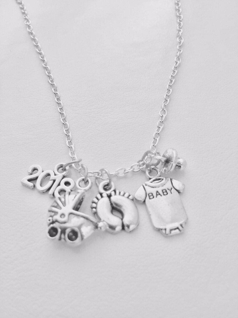 Babyparty Halskette Fußabdruck & Kinderwagen Anhänger, Geschenk Für Eine Neue Mutter von SwedishBeautyDesign