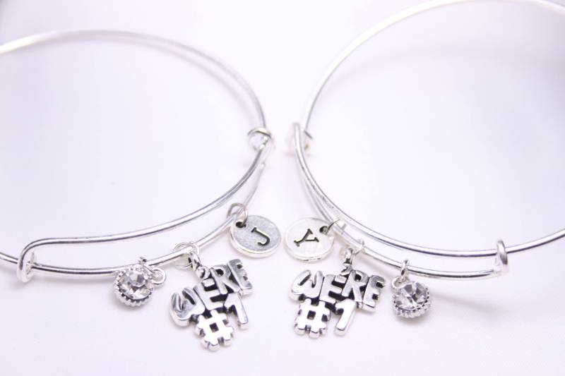 Bff Armband 2Er Set Personalisierter Initial Anhänger, Freundschaftsschmuck, Wir Sind Die Nummer Eins von SwedishBeautyDesign