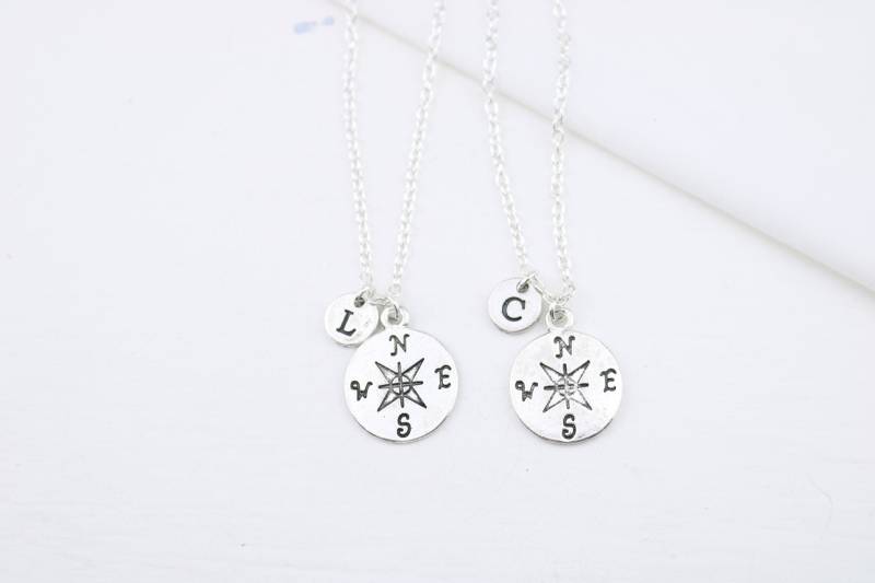 Bff Kompass Halsketten Set Für 2 Personalisierter Initial Charm, Freundschaftsschmuck von SwedishBeautyDesign