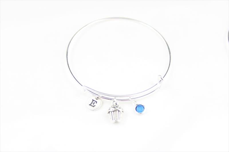 Cupcake Charm Armband Personalisierte Initiale, Backgeschenk von SwedishBeautyDesign