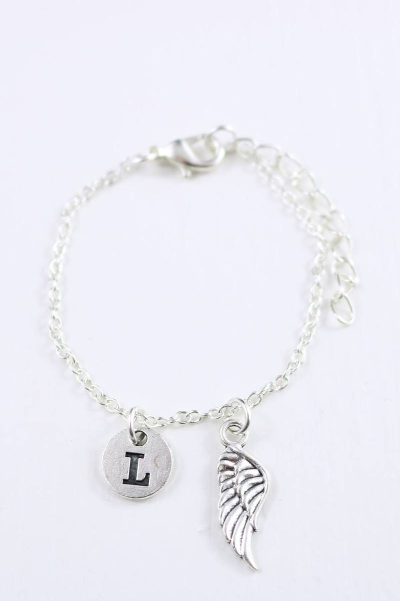 Flügel Charm Armband Personalisierte Initiale, Erinnerungsgeschenk von SwedishBeautyDesign