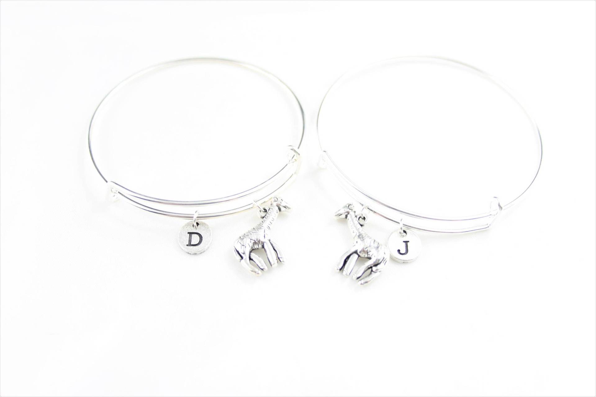 Giraffe Charm Armreif Armband 2Er Set Personalisierter Anfangsschmuck Giraffe Charm Armreif Armband 2Er Set Personalisierter Anfangsschmuck von SwedishBeautyDesign