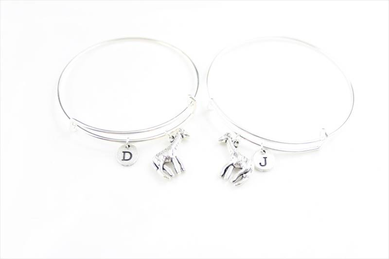 Giraffe Charm Armreif Armband 2Er Set Personalisierter Anfangsschmuck von SwedishBeautyDesign