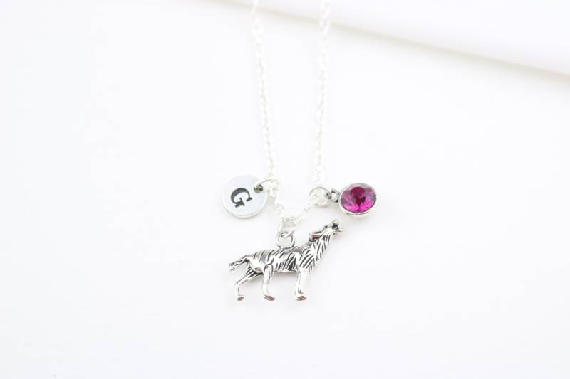 Howling Wolf Halskette Gothic Initial Anhänger, Initialen Schmuck von SwedishBeautyDesign