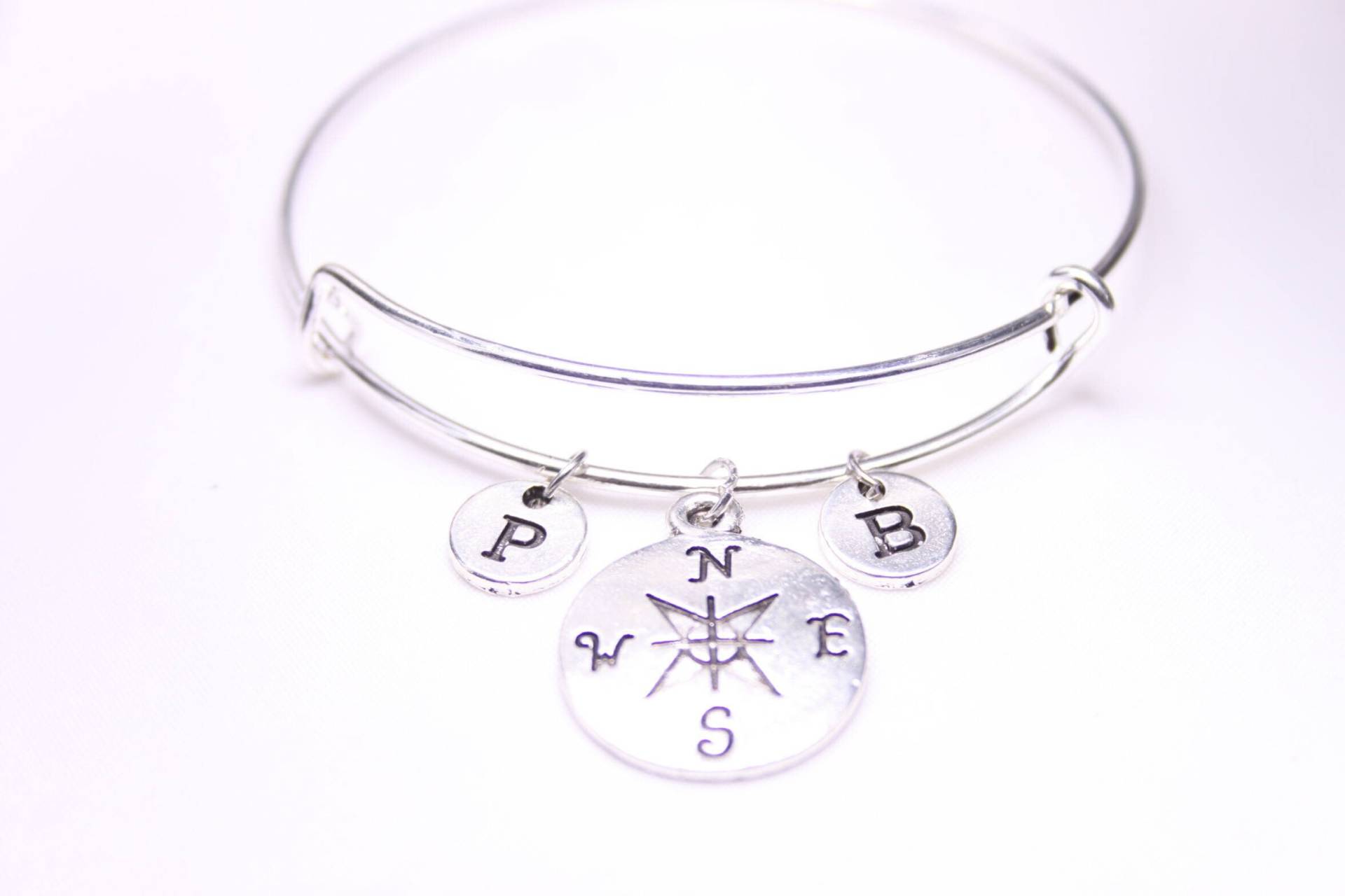 Kompass Armband Initial Charm Armreif, Freundschaftsgeschenk von SwedishBeautyDesign