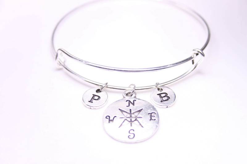 Kompass Armband Initial Charm Armreif, Freundschaftsgeschenk von SwedishBeautyDesign