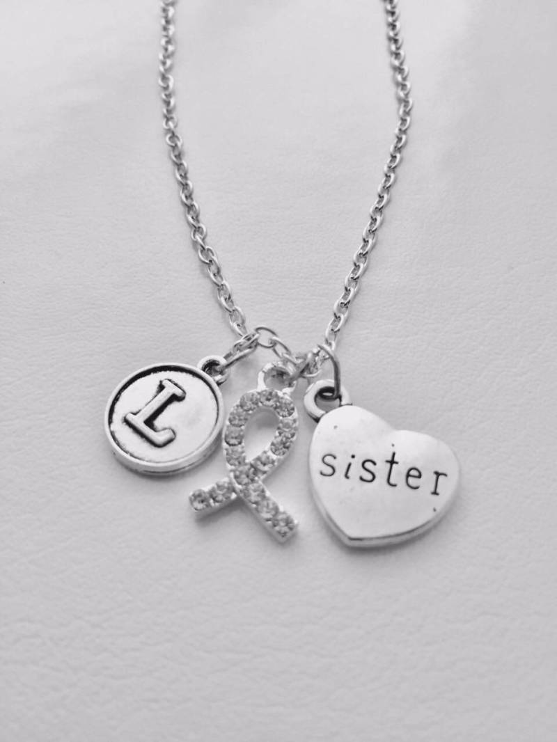 Krebs Erinnerungsband Halskette, Personalisierte Anfangsanhänger, Schwester Geschenk von SwedishBeautyDesign