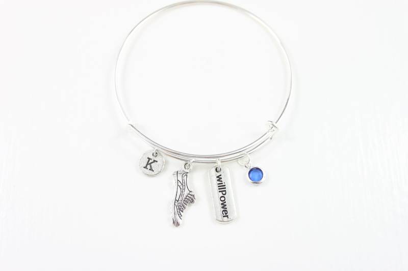 Laufschuh Charm Armreif Initiale, Geburtsstein, Willenskraft - Verstellbar von SwedishBeautyDesign