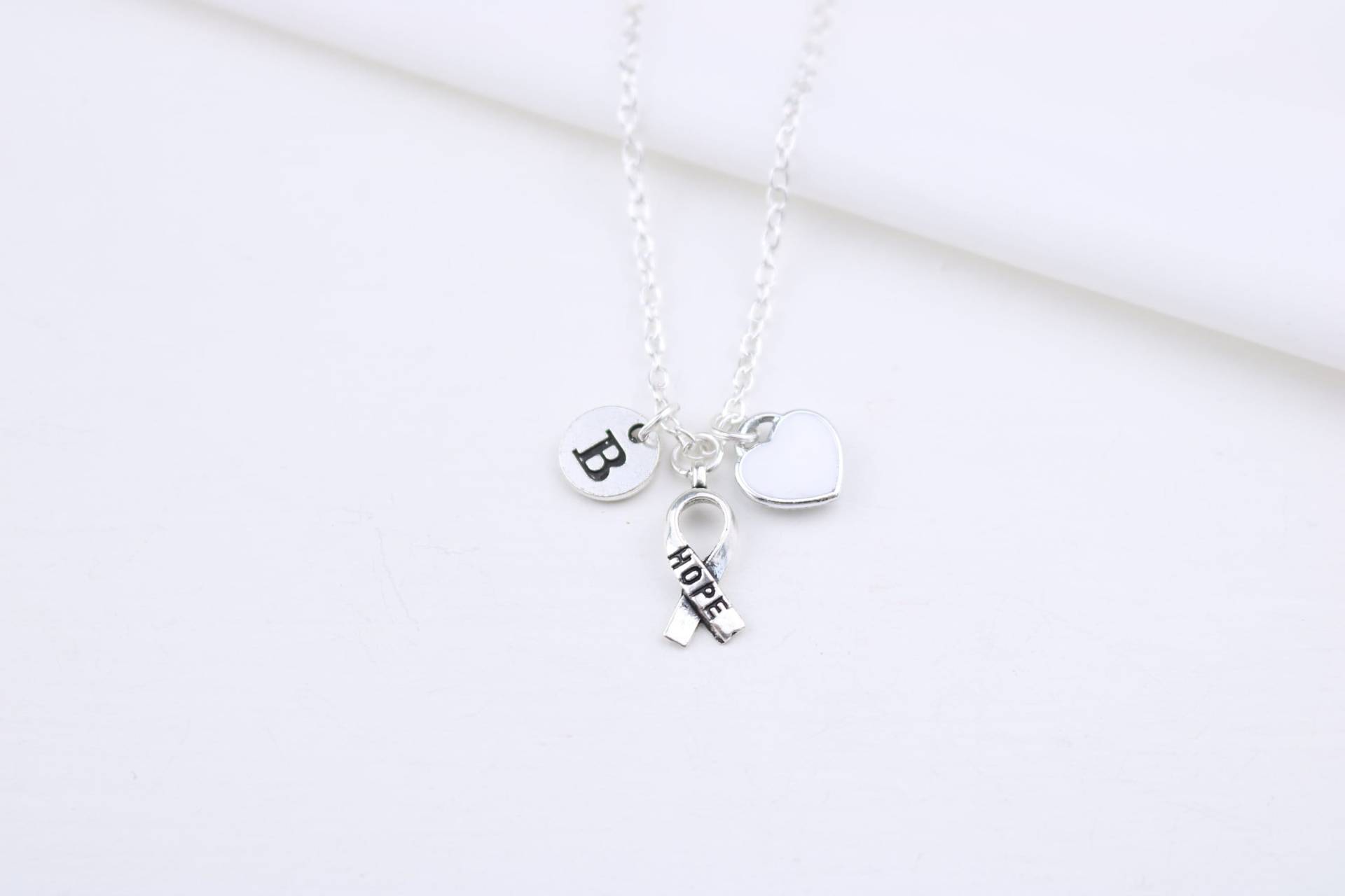 Lung Cancer Awareness Halskette, Weißes Band, Personalisierte Initiale Charm von SwedishBeautyDesign