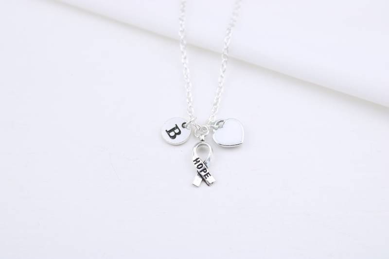 Lung Cancer Awareness Halskette, Weißes Band, Personalisierte Initiale Charm von SwedishBeautyDesign