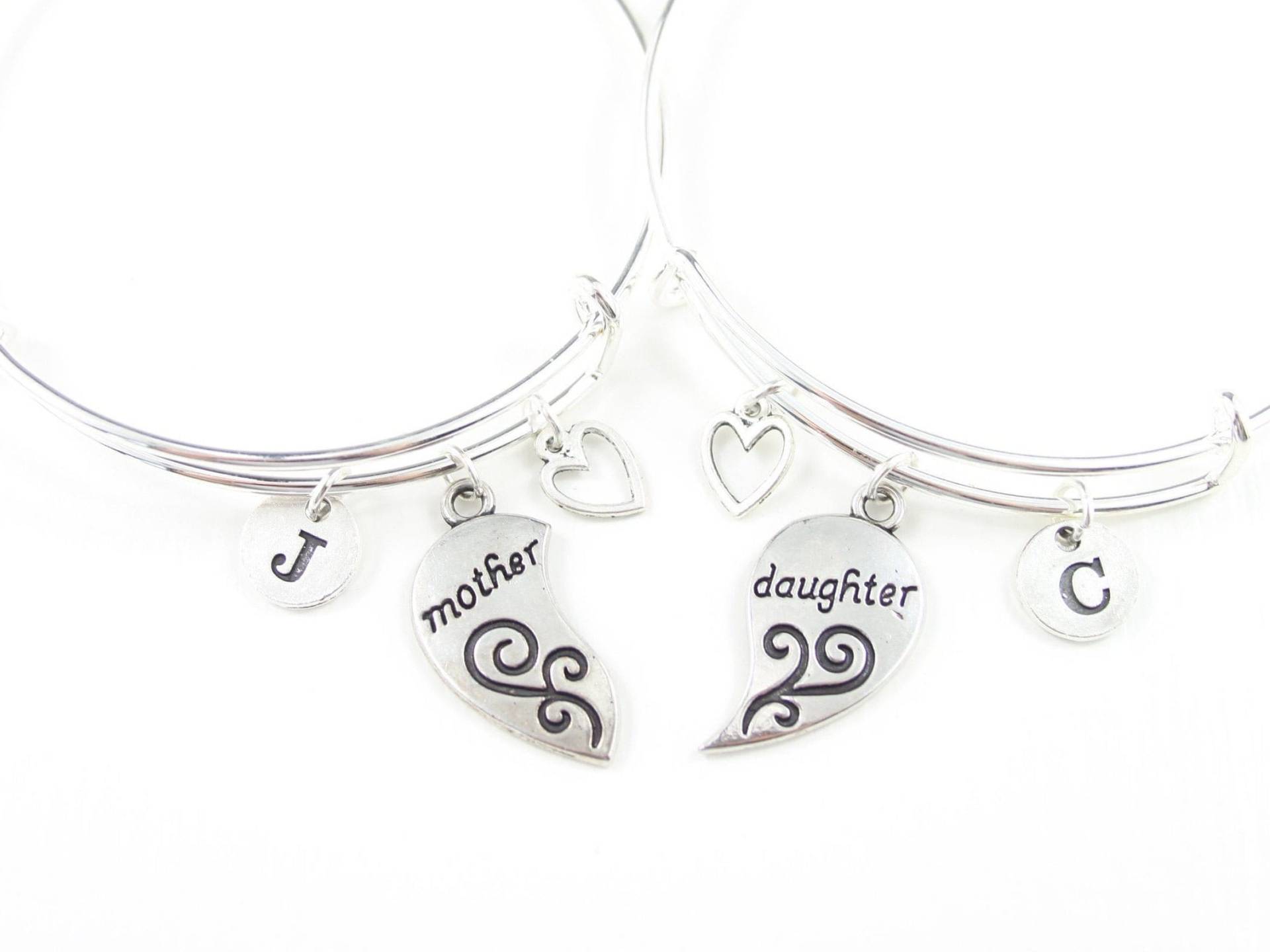 Mutter Tochter Armband 2Er Set Personalisierter Initial Charm Armreif Mutter Tochter Armband 2Er Set Personalisierter Initial Charm Armreif von SwedishBeautyDesign