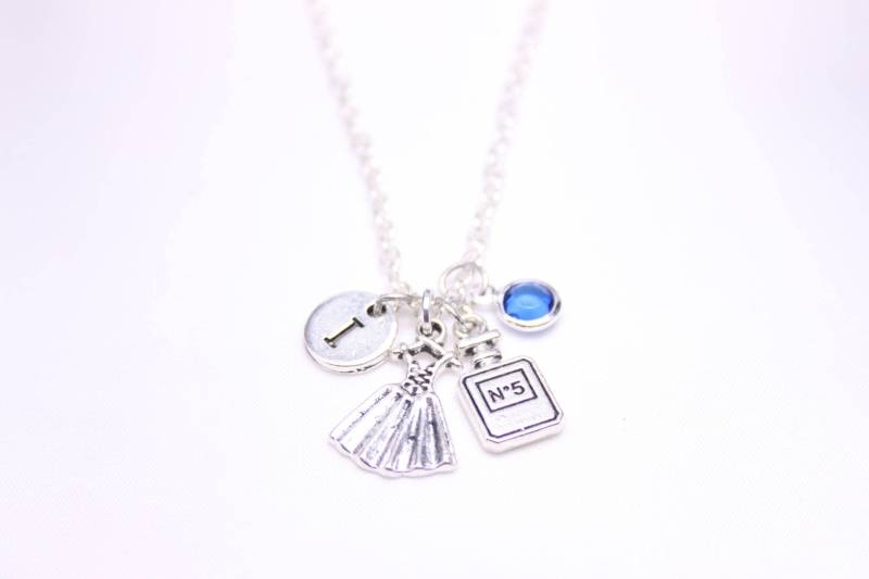 Personalisierte Bettelkette Silbernes Kleid, Parfümflasche, Initiale von SwedishBeautyDesign