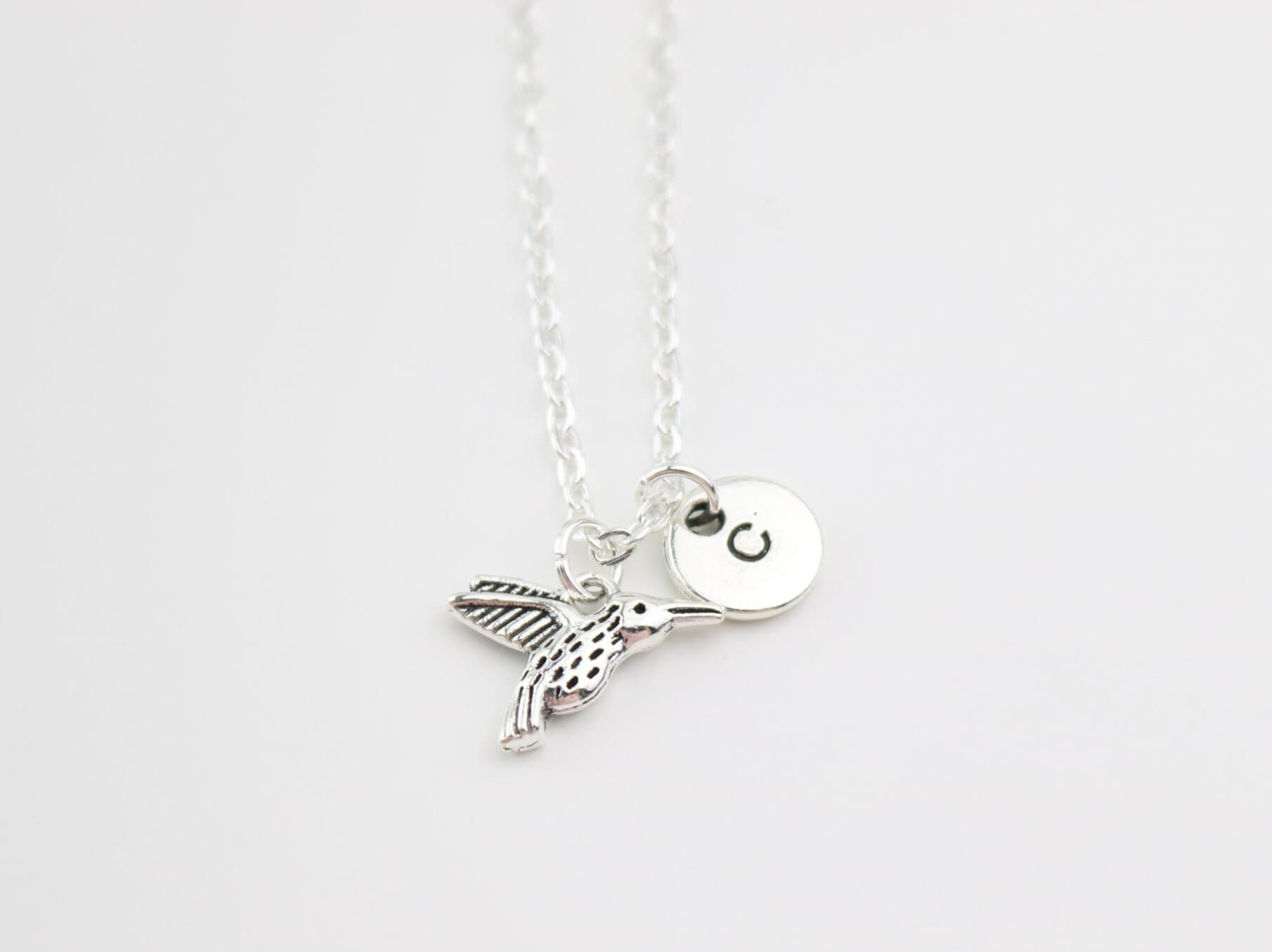 Personalisierte Halskette Mit Kolibri Charm, Kleine Buchstaben Halskette, Initial Geschenk Für Sie, Vogel Anhänger Geschenke Mädchen von SwedishBeautyDesign