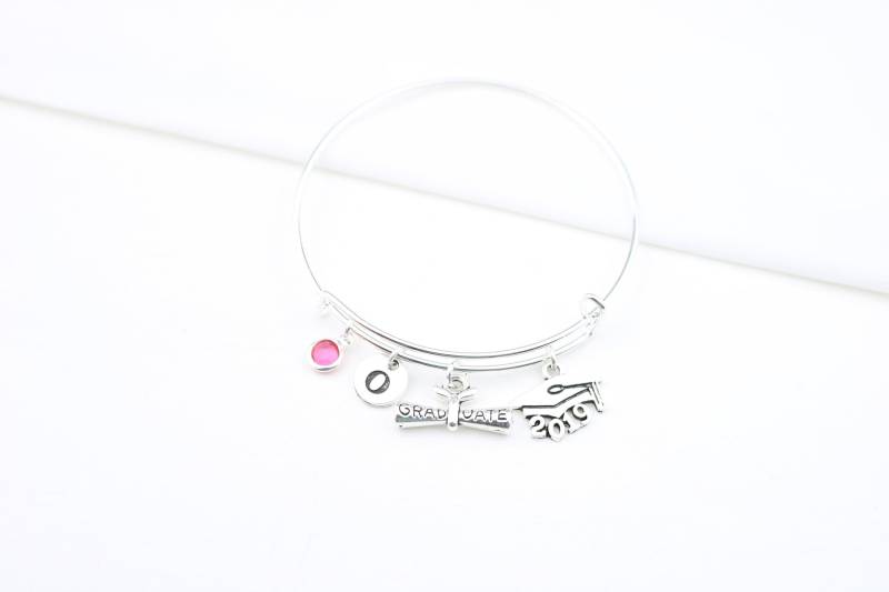 Personalisierter Abschluss Armreif Initial, Geburtsstein, Silber Charm Armband von SwedishBeautyDesign