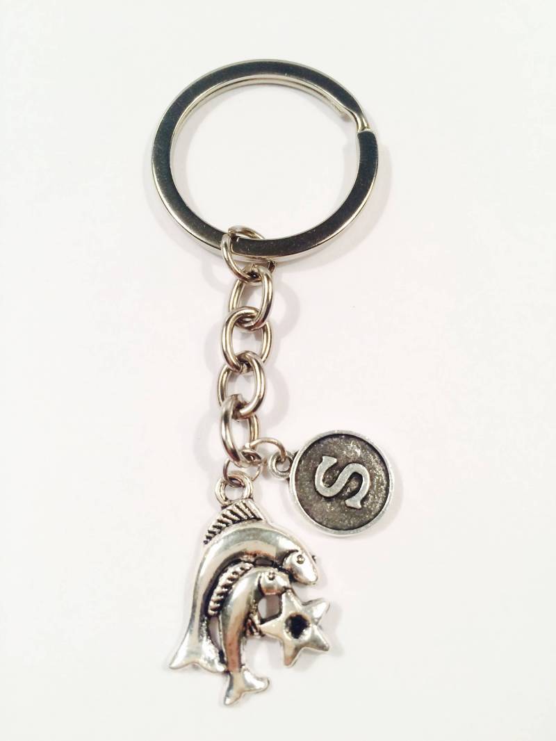 Pisces Schlüsselanhänger Sternzeichen Astrologie Geschenk Mit Initial Charm von SwedishBeautyDesign