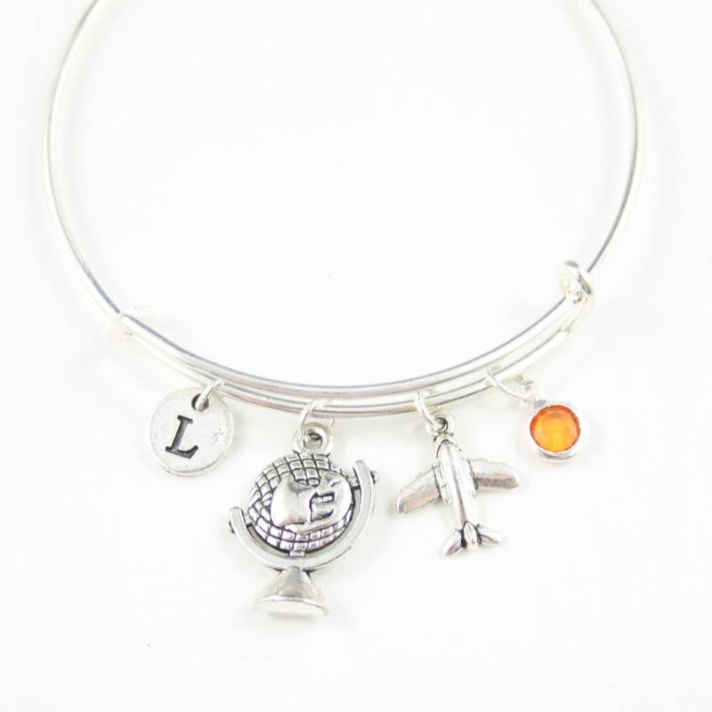Reise Bettelarmband Silber Flugzeug, Erdkugel, Personalisierte Initiale, Geburtsstein Reisegeschenk von SwedishBeautyDesign
