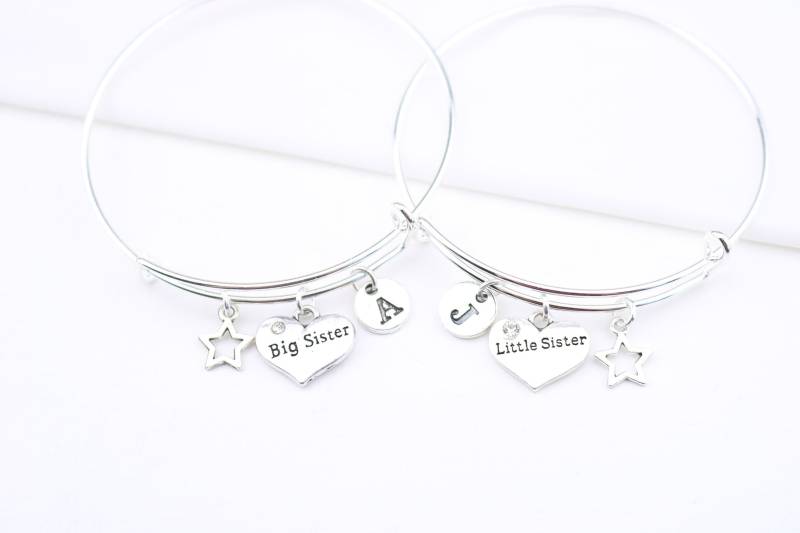 Schwester Armband 2Er Set Passende Silber Armreife, Personalisierte Initial Charms von SwedishBeautyDesign