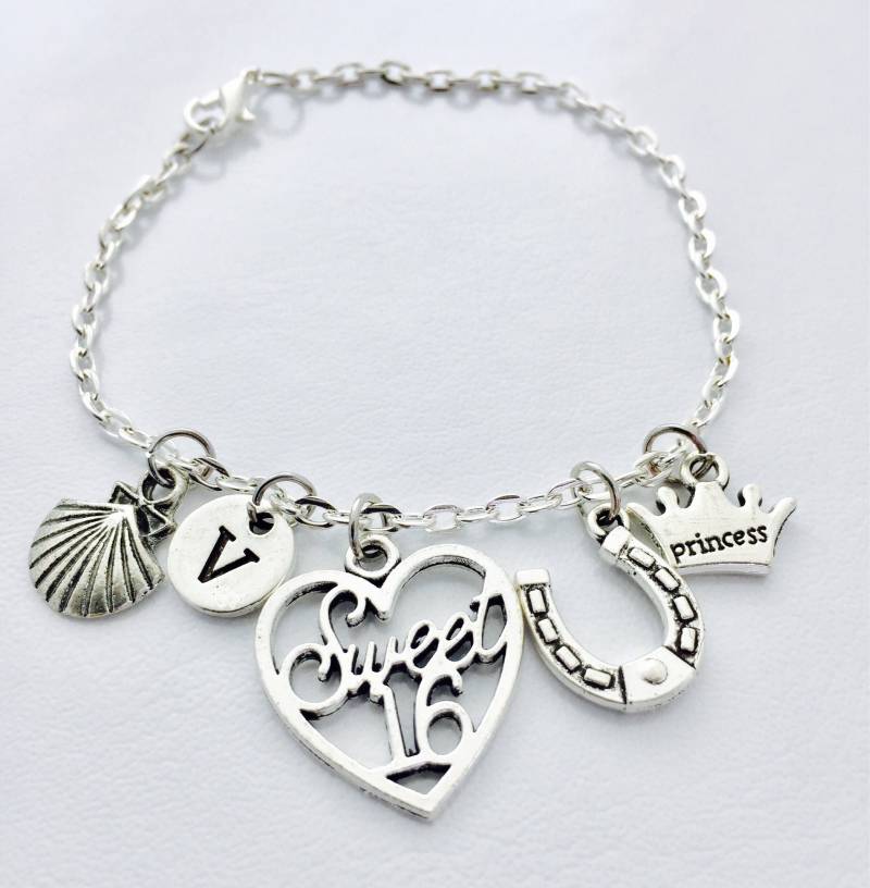 Sweet Sixteen Bettelarmband Initiale, Herz, Hufeisen, Krone von SwedishBeautyDesign