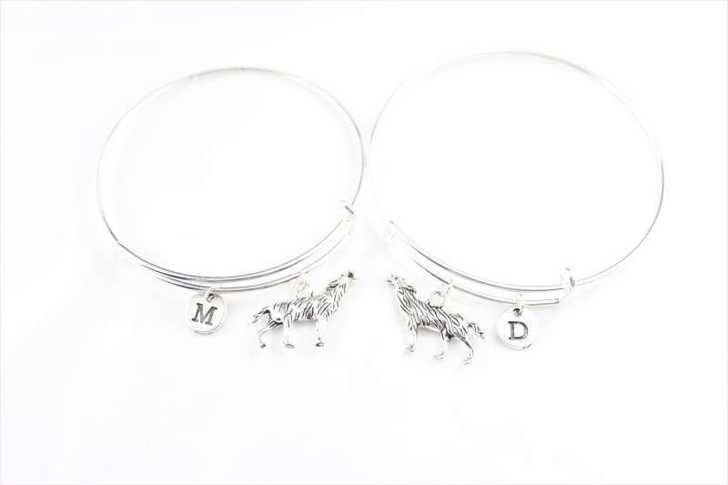 Wolf Charm Armreif Set Für 2 Personalisierter Schmuck Als Geschenk von SwedishBeautyDesign