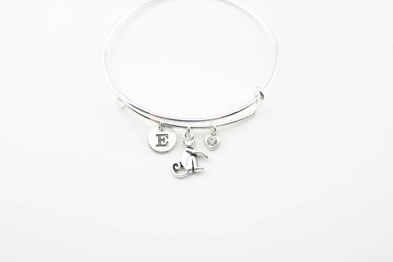 Zierlicher Affen Armreif Personalisierter Schmuck Mit Initial, Geburtsstein von SwedishBeautyDesign