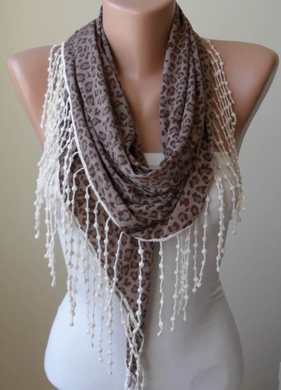 Handgefertigtes Dreieckstuch Leopard Mit Beiger Borte von SwedishShop