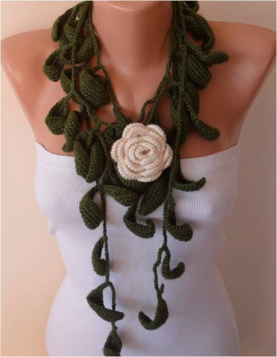 Gehäkelter Schmuckschal Handgemachte Grüne Blätter, Creme Rosenbrosche von SwedishShop