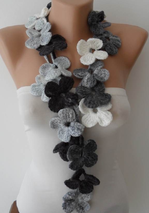 Handgestrickter Gehäkelter Blumen Schal - Grautöne von SwedishShop