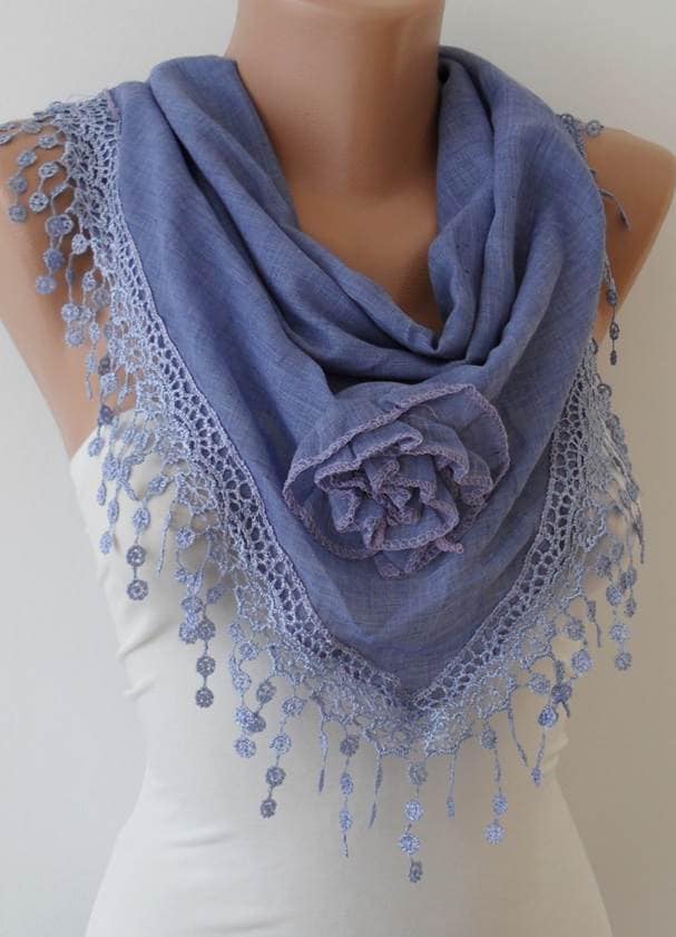 Handgefertigter Fliederfarbener Baumwollschal Mit Rosenborte Und Borte von SwedishShop