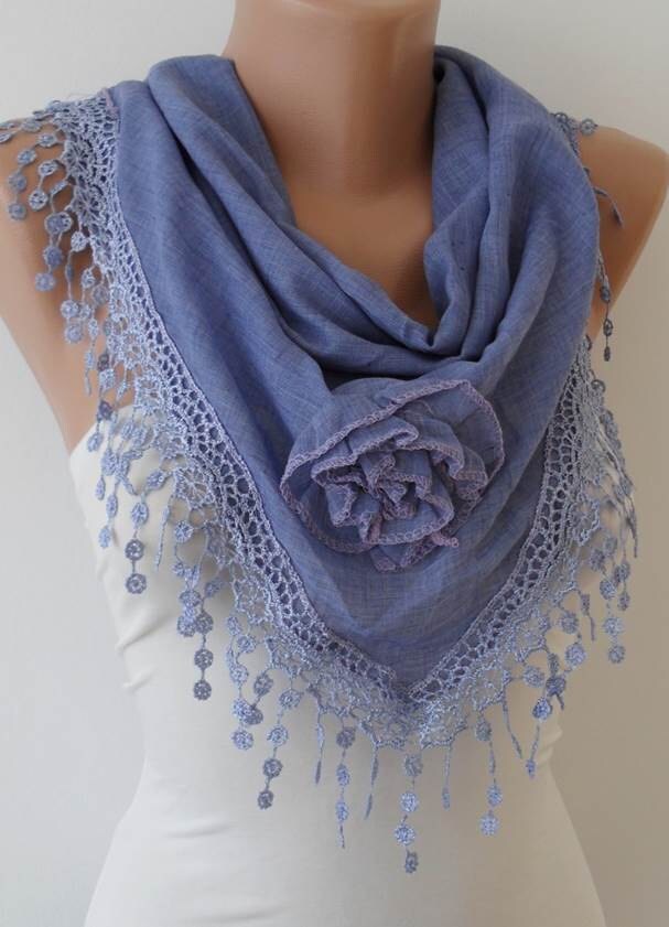 Handgefertigter Fliederfarbener Baumwollschal Mit Rosenborte Und Borte von SwedishShop