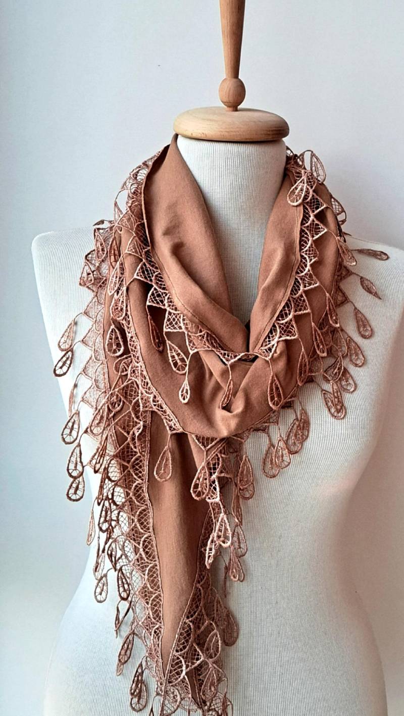 Handgefertigtes Dreieckstuch Aus Baumwolle Mit Spitzenrand - Hellbraunes von SwedishShop